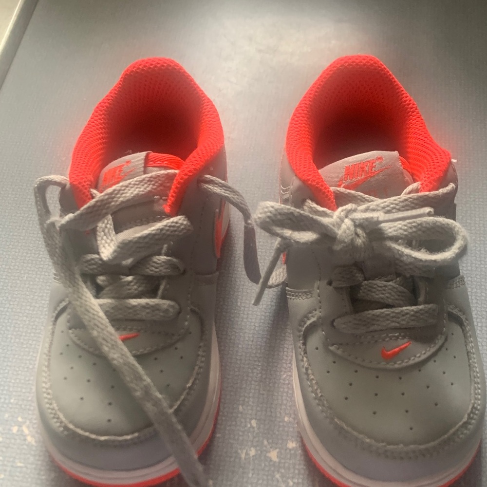 Nike Kids Sneakers in Gray and Red